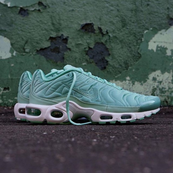 NIKE AIR MAX PLUS - Picture 2 of 7